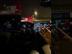 Автопилот на Тесле и Сериалы в Tesla Model S Plaid #shorts