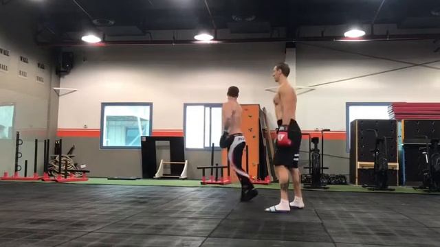 БОКСЁР ПОДРАЛСЯ С ТАНЦОРОМ смотреть онлайн