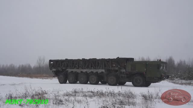 Ракетоносец МЗКТ-792910 и шасси ПВО МЗКТ-692200 на полигоне, и МЗКТ-600203 с МЗКТ-490100 на выставке