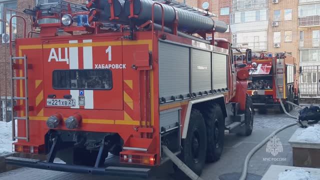 Хабаровские пожарные работают на тушении возгорания на высотном здании