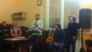 Назар, очень красиво поет христианскую песню.