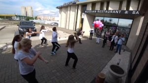 Флэшмоб на День рождения. Танцы заставили именинницу плакать