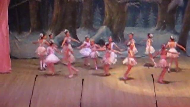 Ансамбль народного танца - ВОЛГАРЕК. Снежинки.