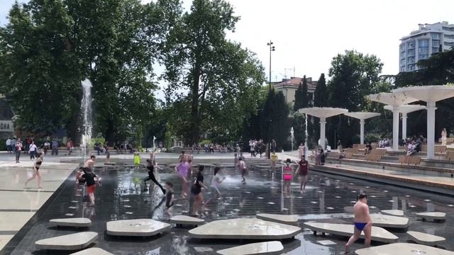 Ялта. Фонтан на площади Советской. Детская радость и забавы! +24’. 03.06.2023. Крым. Crimea. Yalta. смотреть онлайн