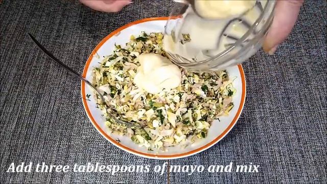 Рулет из лаваша с тунцом , яйцом и сыром.