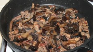 Подлива из печени и сердечек с овощами