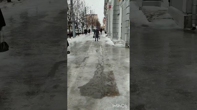 В Иванове на проспекте Ленина гололед! ?? Признаков хоть малейшей посыпки песком улиц нет никаких.