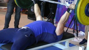 Николай Рыженков жмет 100 кг на 60 раз.