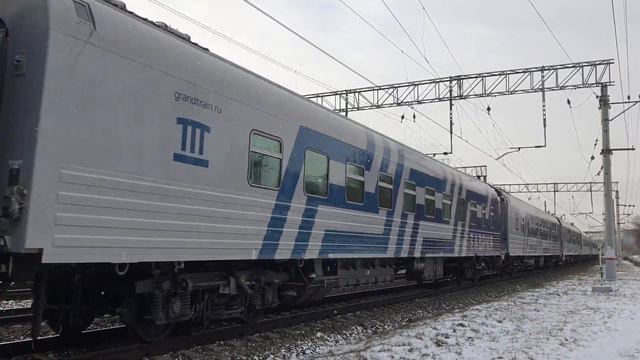 "Таврия!" ЭП2К-413 с фирменным пассажирским поездом "Таврия" Москва-Симферополь следует по перегону смотреть онлайн