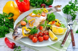 КАК ПРИГОТОВИТЬ ФОРЕЛЬ, ЗАПЕЧЕННУЮ С ОВОЩАМИ В ДУХОВКЕ