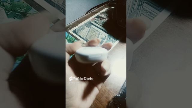 Нацшники Редки 4 украсила наклейкойRedki 4 headphones decorated with a sticker