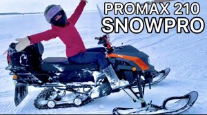 Девушка за рулем снегохода PROMAX 210 SNOWPRO, покатушки на тюбинге