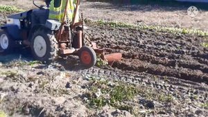 Вспашка огорода на самодельном минитракторе.