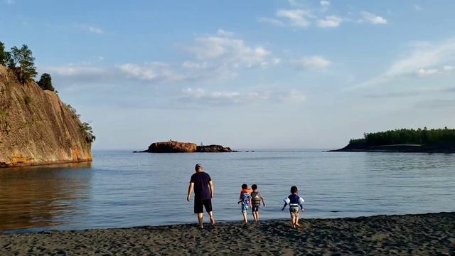 Black Beach - пляж с чёрным песком. Minnesota, Superior Lake.