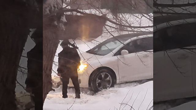 Машина ??? застряла в снегу. Мужчина пришёл на помощь ???.Саратов. Заводской район.