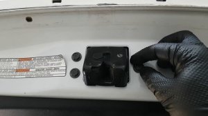 Toyota Rav4 v40. Откручиваются винты крепления замка багажника. Рекомендую проверять затяжку.