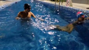 Дети играют в бассейне. Плавают, прыгают, ныряют под водой. Отдых с детьми. Детский канал.