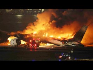 Два самолета столкнулись в аэропорту Японии. 379 человек на борту | 2 января