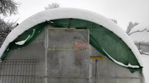 Какой слой снега выдержала теплица. Чем почистить снег не повредив поликарбонат.