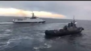 Российский корабль таранит украинский