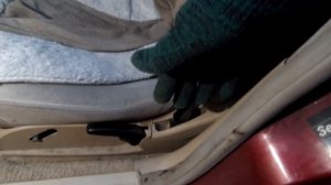 Как снять концевики дверей - кнопки на стойках включающие свет в салоне автомобиля Мерседес.