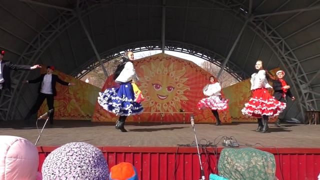 Dance / Выступает ансамбль народного танца. "Кузнецкие самоцветы" / Musical Novokuznetsk смотреть онлайн