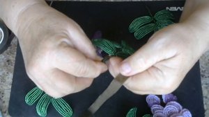 Веточка глицинии из  бисера.   Мастер - класс.