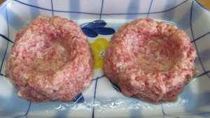 Мясные гнезда с перепелиными яйцами и шампиньоном