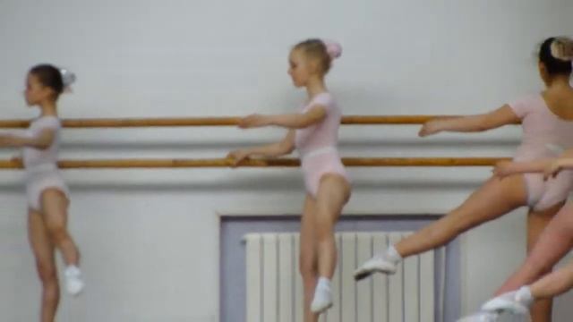 Балерины танцуют