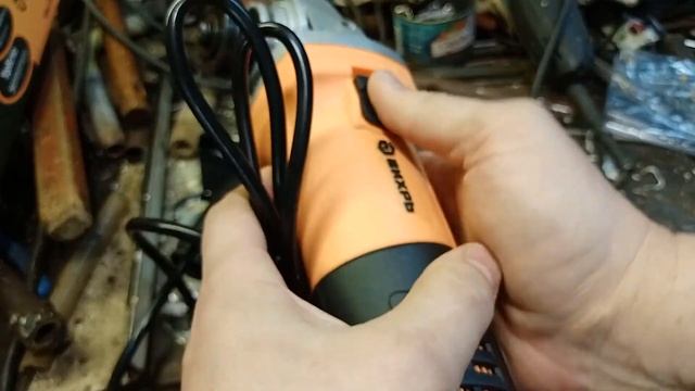 Болгарка углошлифовальная машина Вихрь УШМ 125 1100 смотреть онлайн