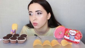 ОБО ВСЕМ И НЕ О ЧЕМ / ЧИПСЫ, КЕКСЫ , МОРОЖЕНОЕ MUKBANG asmr Ayka Emilly