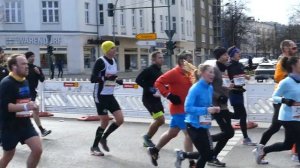 Ukraine Fahne Berlin Halbmarathon - Участница полумарафона в Берлине с флагом Украины 03 04 2022