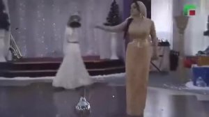 Он стоит на берегу