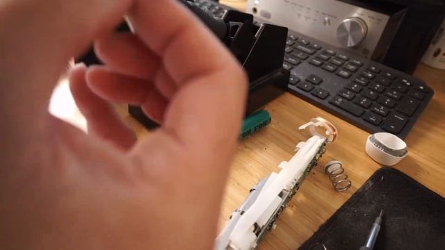 Upgrading the battery on a Oral B 5000 Toothbrush смотреть онлайн