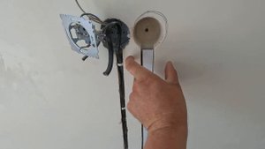 Лайфхак как спрятать провода которые идут от гаджетов к телевизору