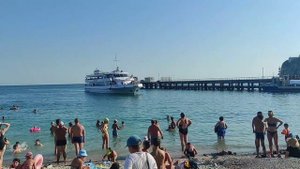 Теплоход Ривьера заходит в Голубую бухту. Геленджик.