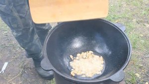Картошка с мясом в казане на костре. Нереально вкусно!