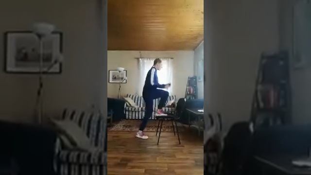 Упражнения для ног со стулом смотреть онлайн