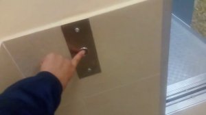 Нерабочий лифт Отис открыл свои двери и не закрывал их