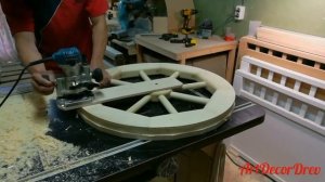 Создание окружности декоративного деревянного колеса с помощью фрезерного циркуля Makita RT0700CX2.