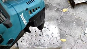 Аккумуляторный перфоратор Makita DHR 263 Z( Акомуляторный перфоратор Макита в работе)