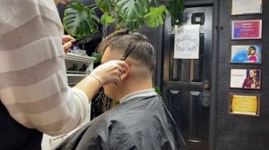 МУЖСКАЯ СТРИЖКА ВОЛНИСТЫХ ВОЛОС С ДЫМЧАТЫМ ПЕРЕХОДОМ