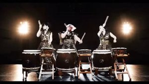 японское шоу барабанов