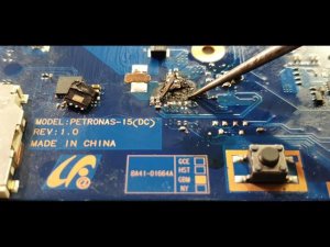 Samsung np300v5a с сильным запахом горелых электронных элементов