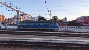 Электровоз “Skoda” делает вечерние манёвры по станции Киев Пассажирский (ЧС4-058)