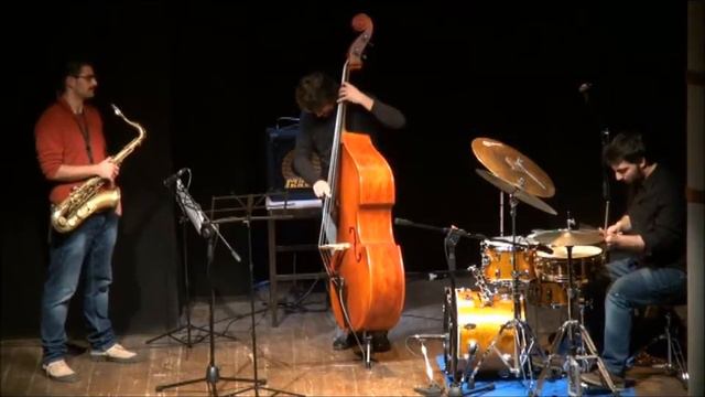 Giovanni Benvenuti trio - Pent up house смотреть онлайн
