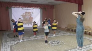 Музыкальная разминка «Вот какая оса». Ведущая - Ангелина Юданова. Мы танцуем, мы играем.