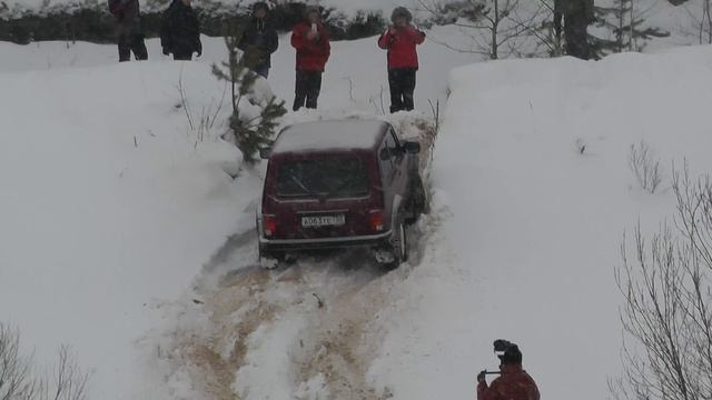Кроссоверы в карьере, борьба со снегом и горками. Renault Duster, Suzuki Vitara, Sorrento, Yeti смотреть онлайн