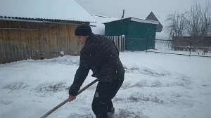 Зима приходит в деревне - Чищу снег