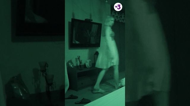 Девушка подошла к окну и... пропала #shorts